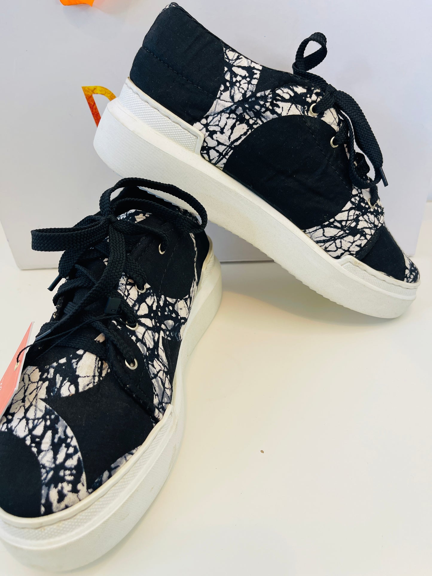 V-KICKS (Black & White)