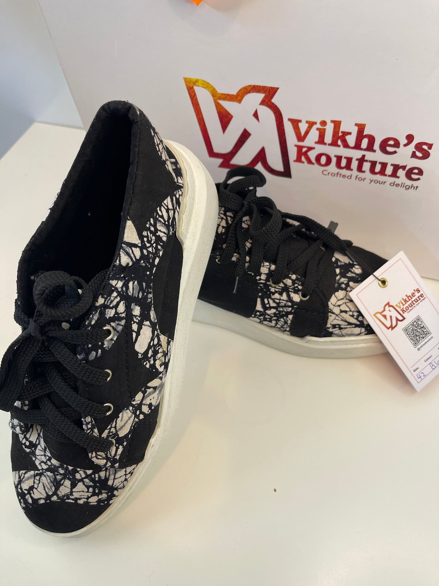 V-KICKS (Black & White)