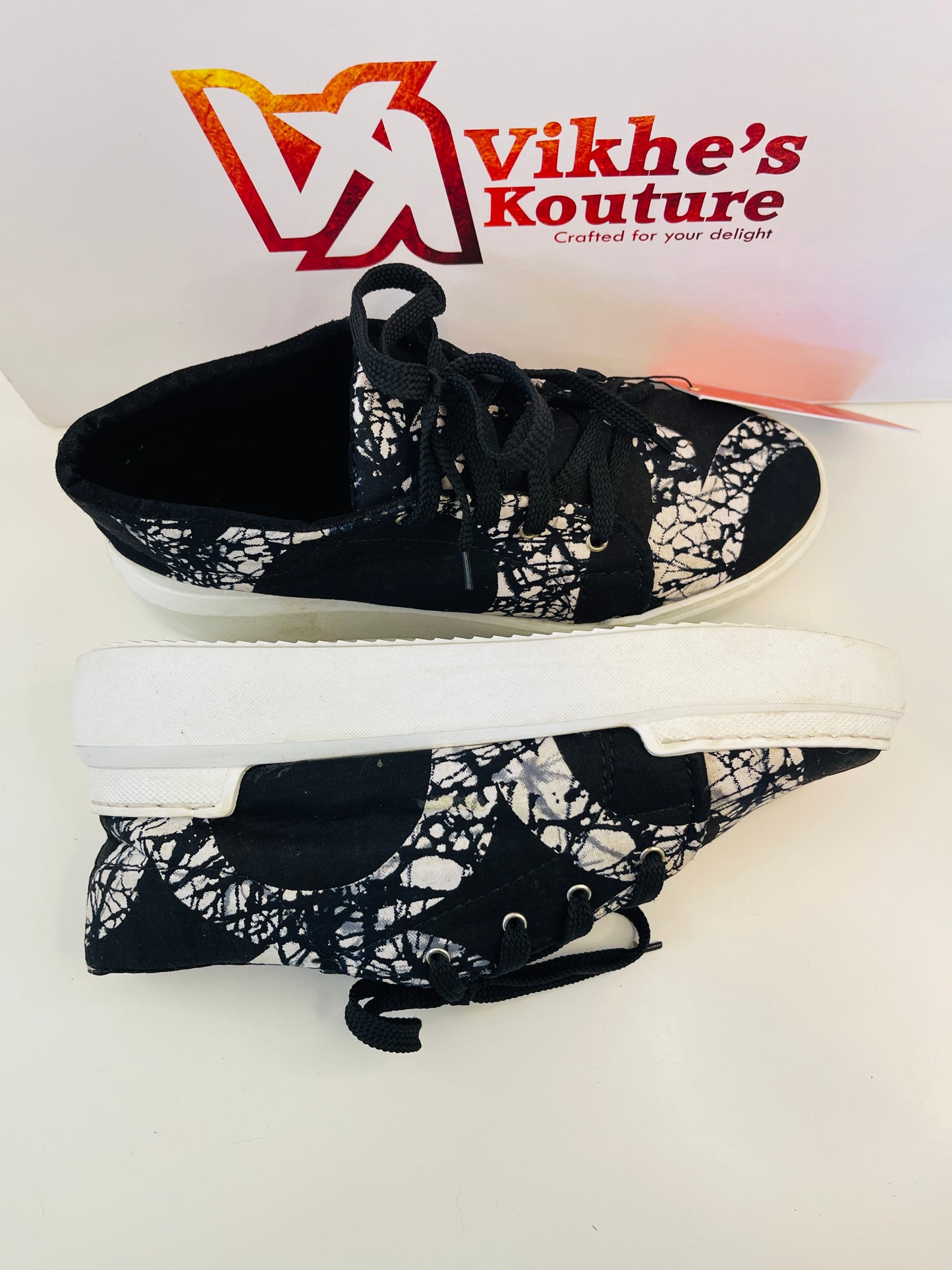 V-KICKS (Black & White)