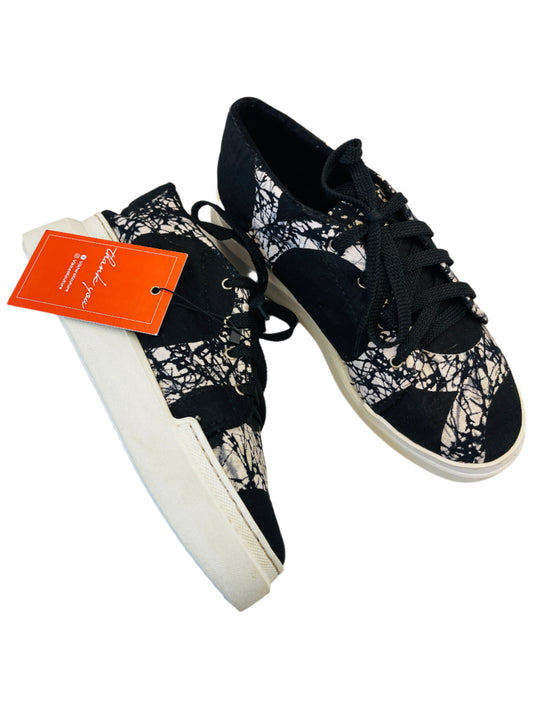 V-KICKS (Black & White)